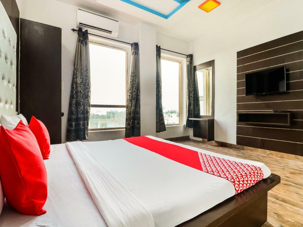 Oyo 47630 Grand Villa Moga ภายนอก รูปภาพ